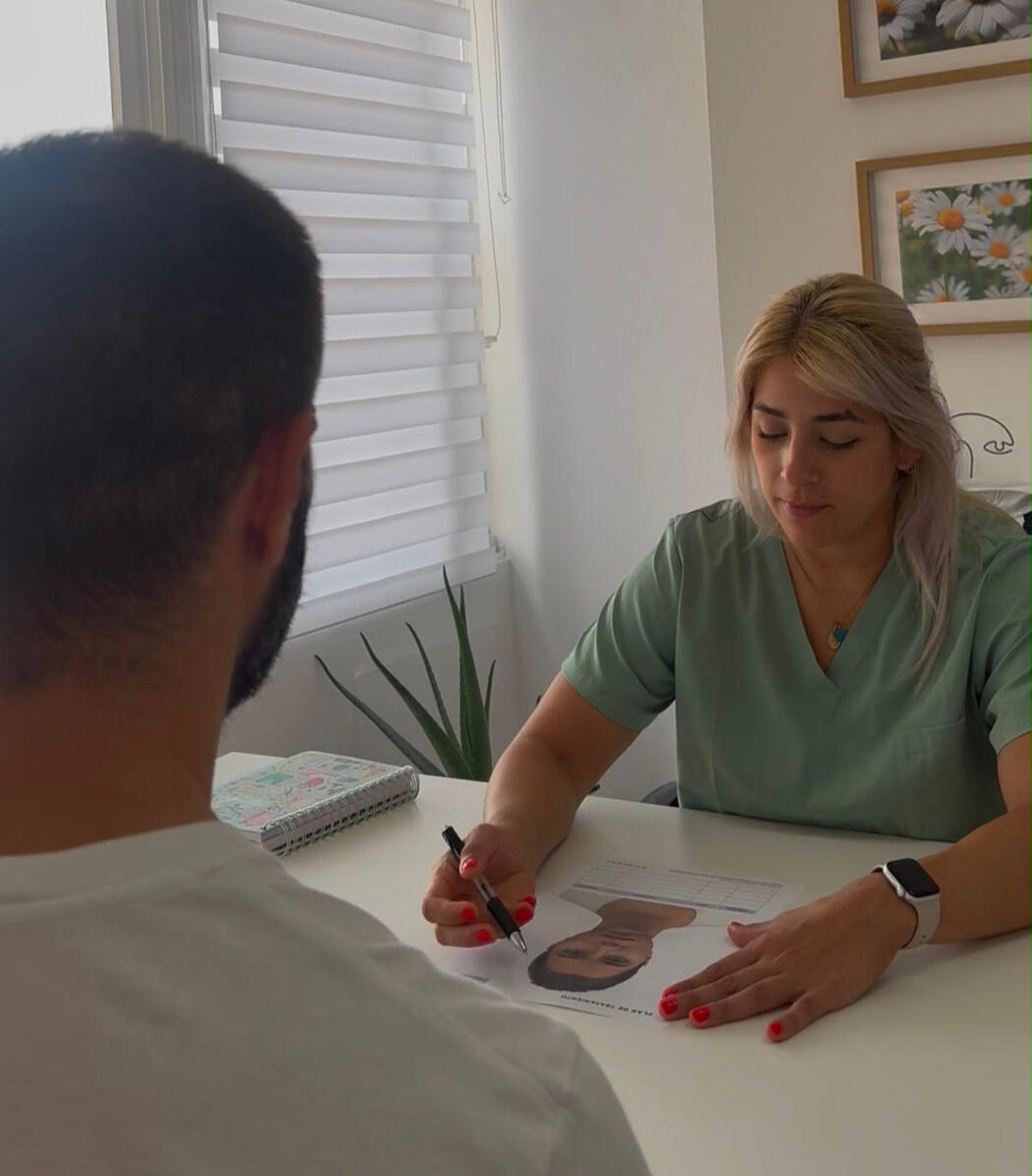 Paciente durante un tratamiento de medicina estética en consulta. Paciente durante un tratamiento de medicina estética en consulta.